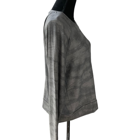 Beyond Yoga Hacci Raglan Pullover Gray Striped - Picture 3 of 9